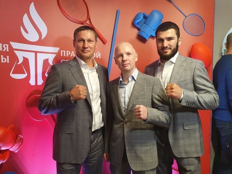     Олег Саитов - крайний слева. Фото из личного архива спортсмена.