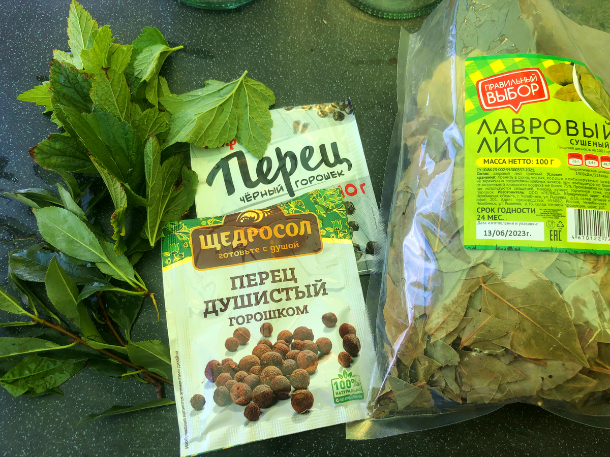 Из специй беру  вот это: здесь нет чеснока,но это не всегда так делаю,бывает и с чесноком.Веточка вишни,листья смородины,перцы и лаврушка.