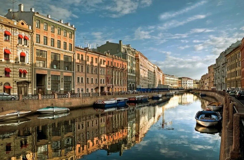 Сегодня мы вновь приглашаем всех гостей Санкт-Петербурга и гостей нашего отеля «Оболенский» на прогулку по набережным Мойки. Тема путешествия – Мойка и ее «цветные» мосты.