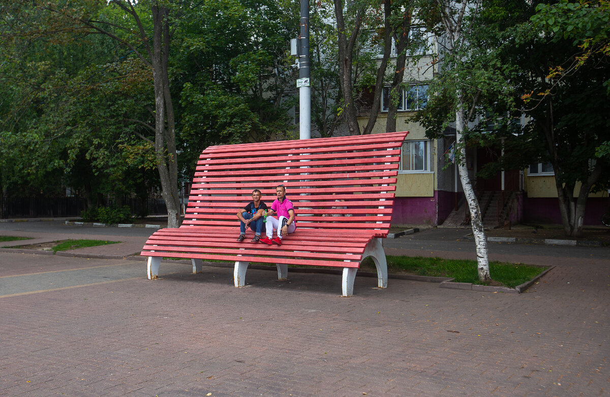 Огромная скамейка в калуге