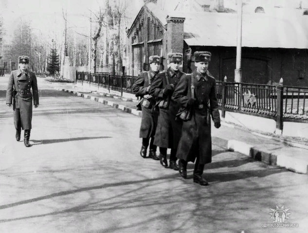 На фото: следование смены на пост