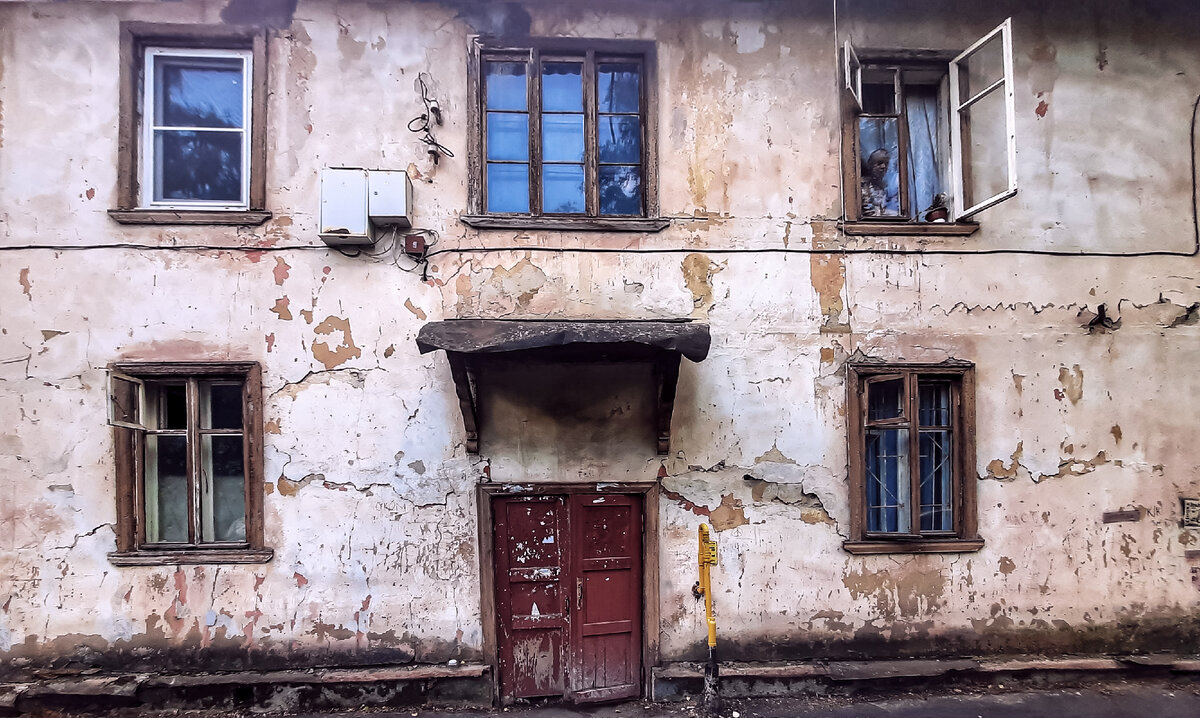 Дом по улице Первомайская. В окне старичок, вежливо поздоровался, увидев меня. Я тоже поздоровалась и помахала рукой👋 а в душу закралась грусть...