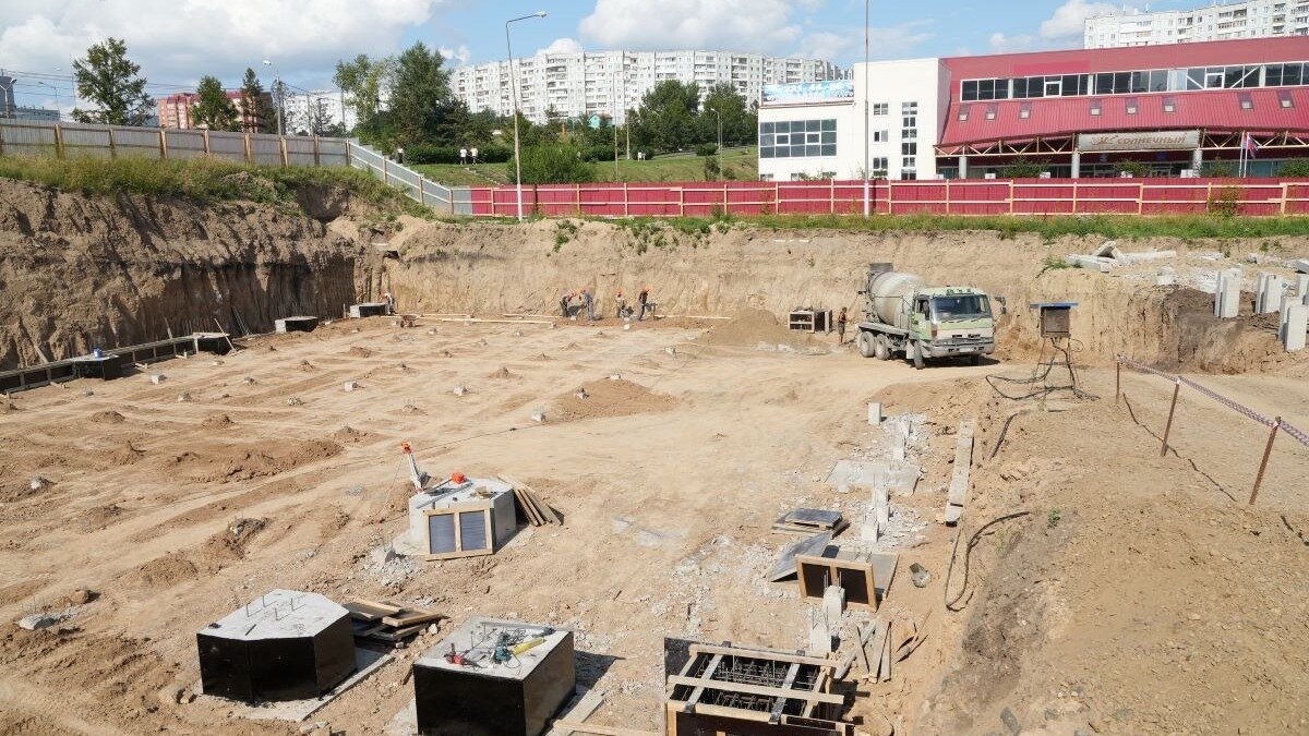     Власти рассказали о стройках в Солнечном. Сейчас в микрорайоне продолжают строить бассейн, на очереди другие социальные и дорожные объекты.