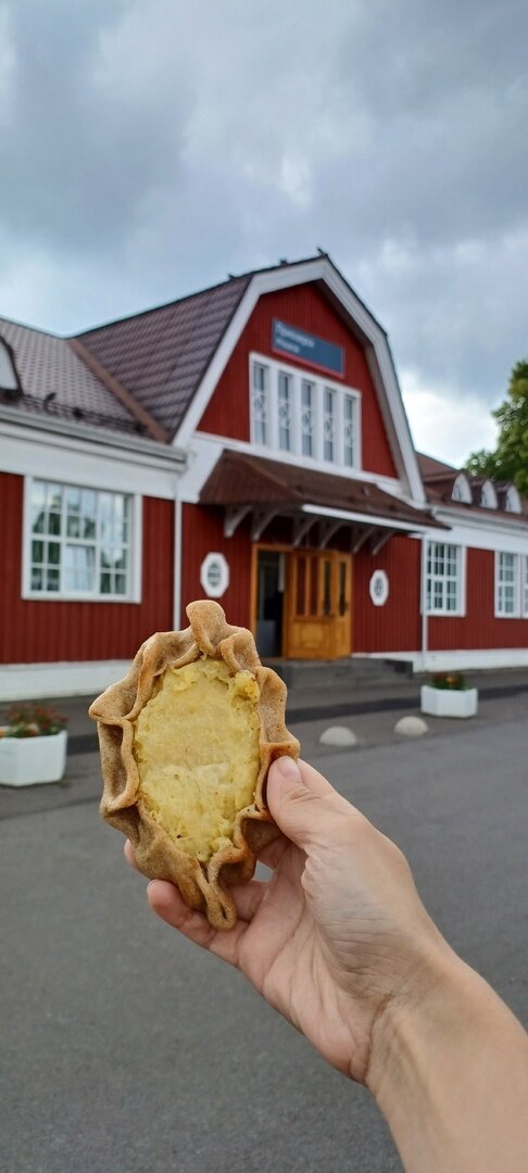 Вокзал и традиционная карельская калитка от Приозерского хлебозавода