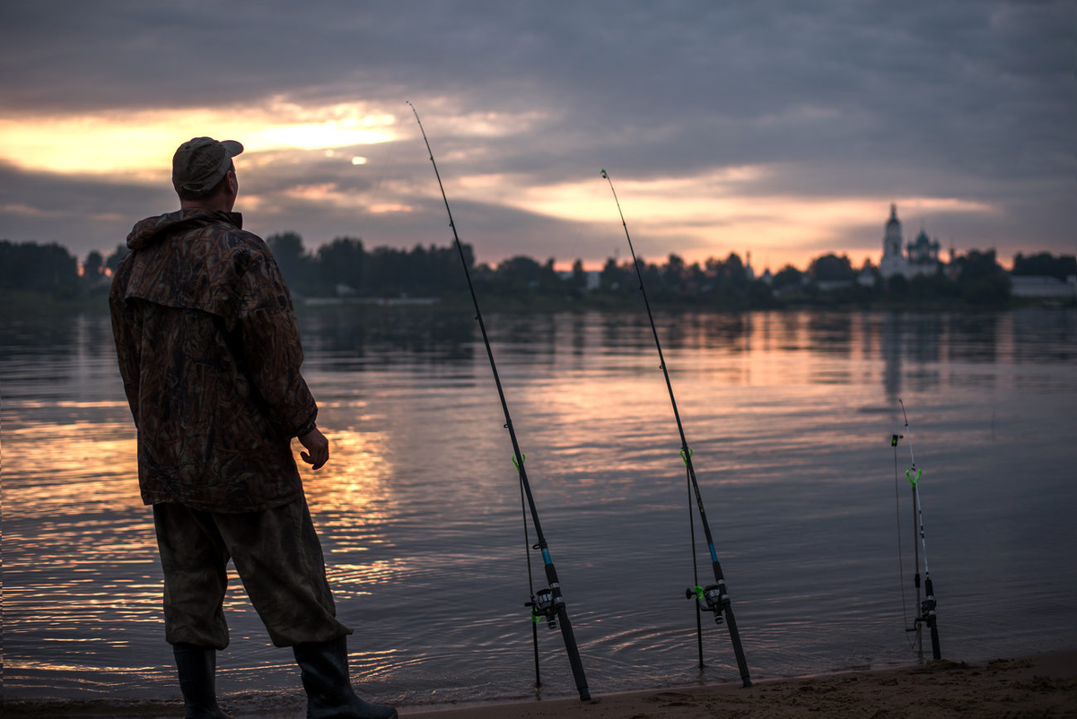 Fishing photos. Рыбалка. Рыбак на берегу. Рыбак на рыбалке. Рыбак со спины.