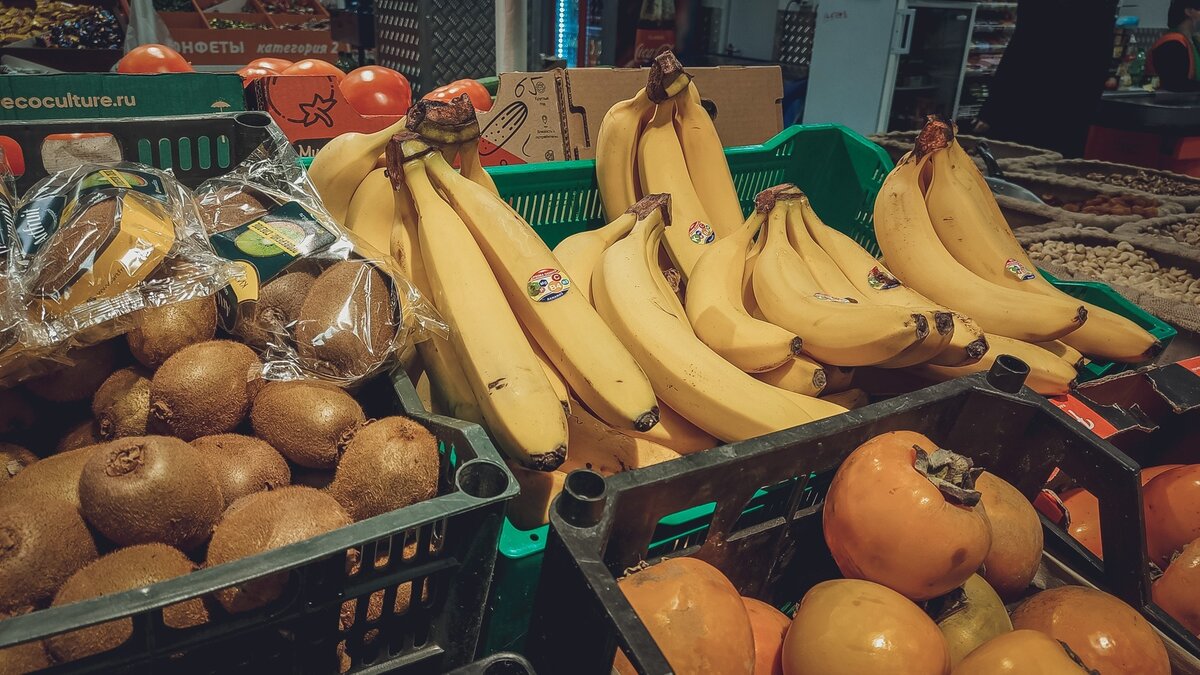     Специалисты нашли в «Рощино» 280 кг подкарантинной продукции. Несмотря на действующие ограничения приезжие из Узбекистана и Таджикистана все равно пытались провести в Тюмень запрещенный товар. Такую продукцию забирают для дальнейшего уничтожения.