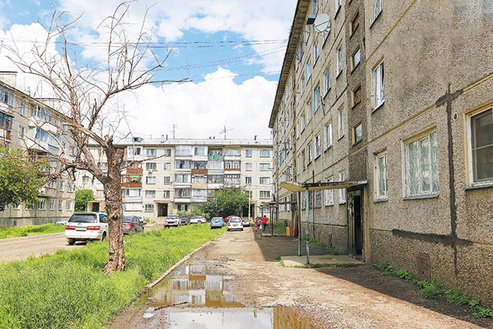 Типовая пятиэтажка на окраине Красноярска. Простая «гостинка» на 20 метров, обшарпанные стены. В ней живет Алла Карпухина. Фото: Мария ЛЕНЦ