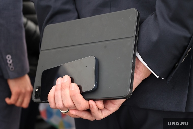    Чиновники тюменского правительства в спешке меняют гаджеты