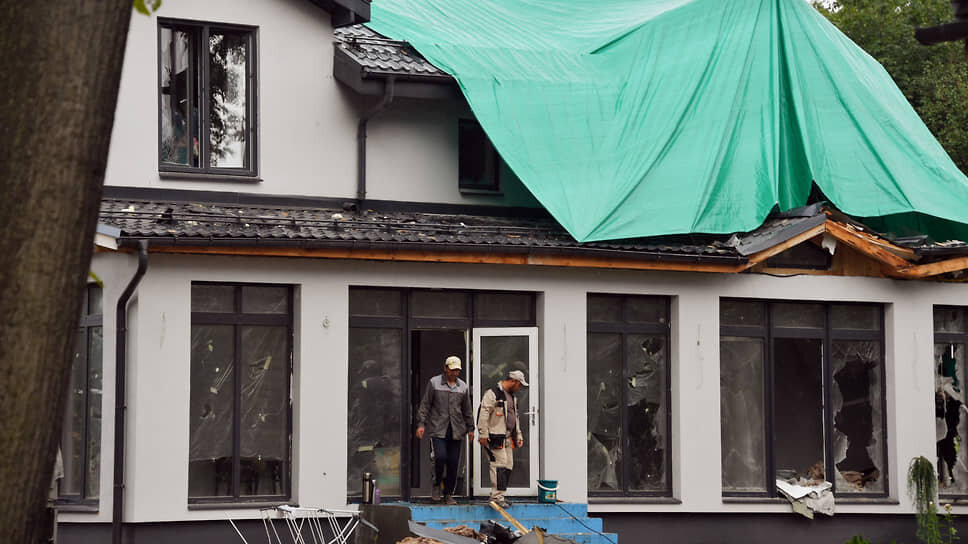Фото: Ирина Бужор / Коммерсантъ📷Последствия падения дрона на частный дом в Химках