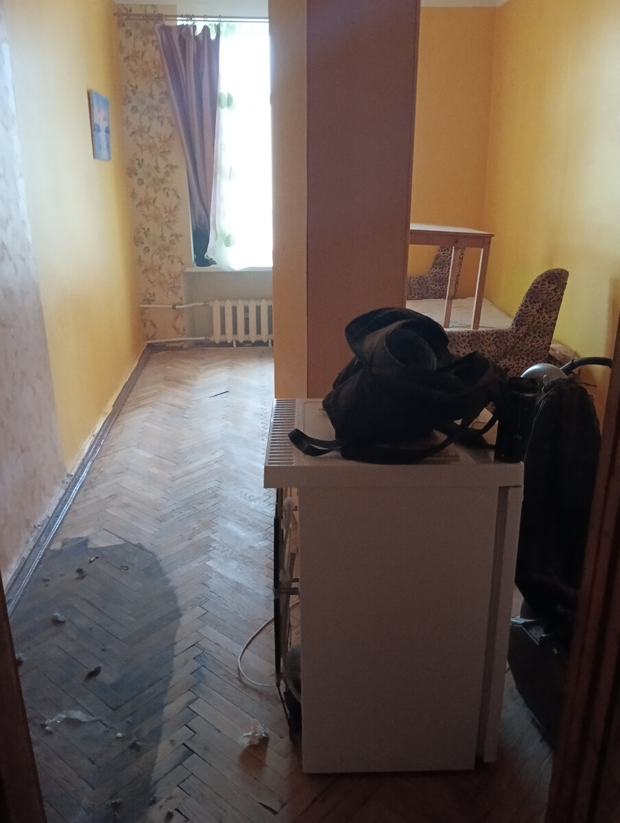 Слева не циклëванный дубовый паркет. 