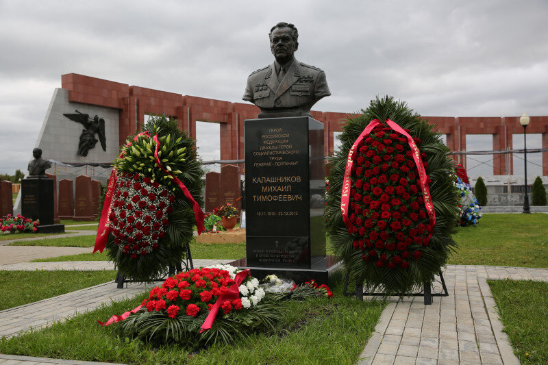 Федеральное военное мемориальное кладбище. Калашников Михаил Тимофеевич памятник. Военное мемориальное кладбище в Мытищах могилы. Могила Калашникова Михаила Тимофеевича. Калашников Михаил Тимофеевич могила.