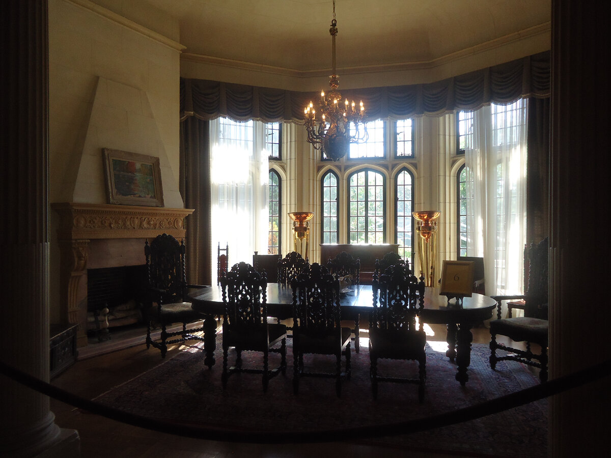 Как должно быть уютно обедать в компании старых добрых друзей за этим столом и греться теплом камина в прохладный зимний денек