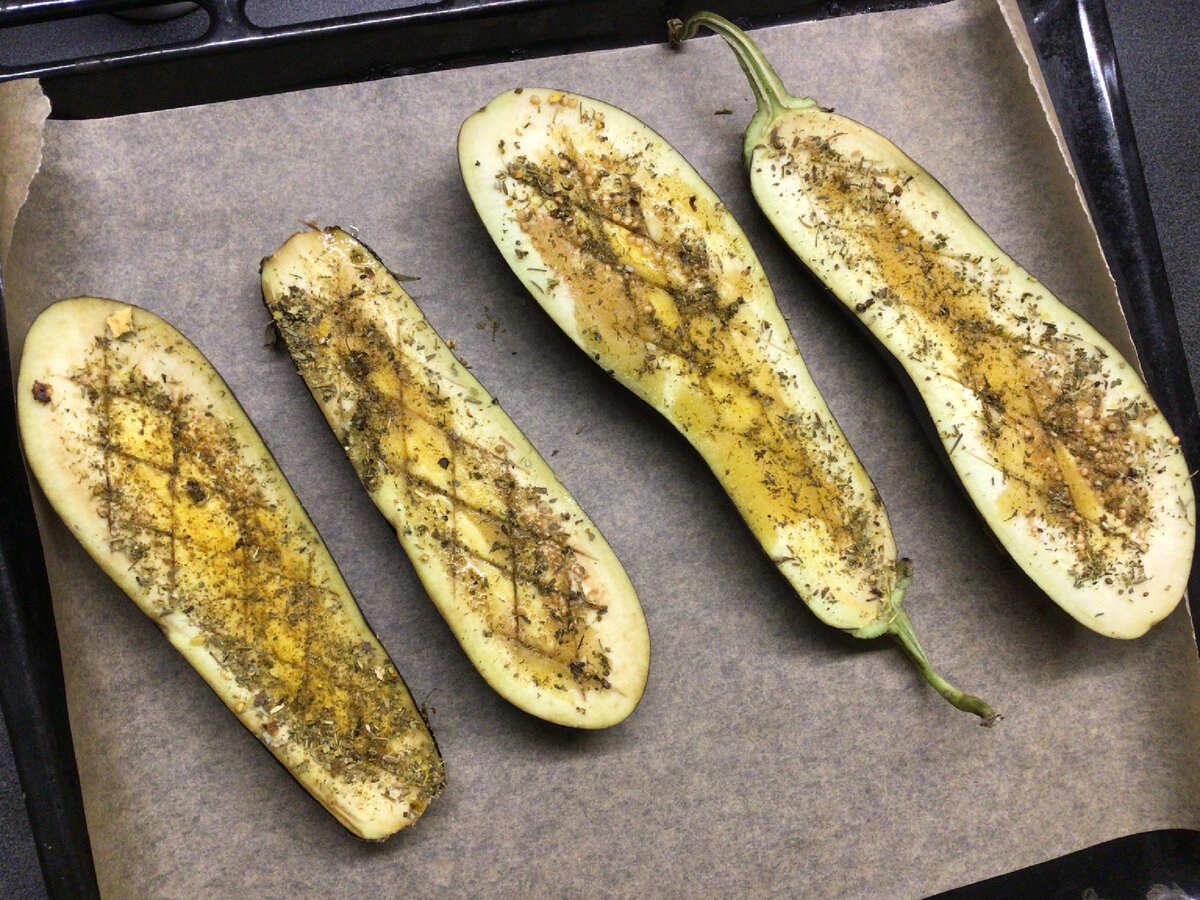 Баклажаны посыпаем специями и маслом.