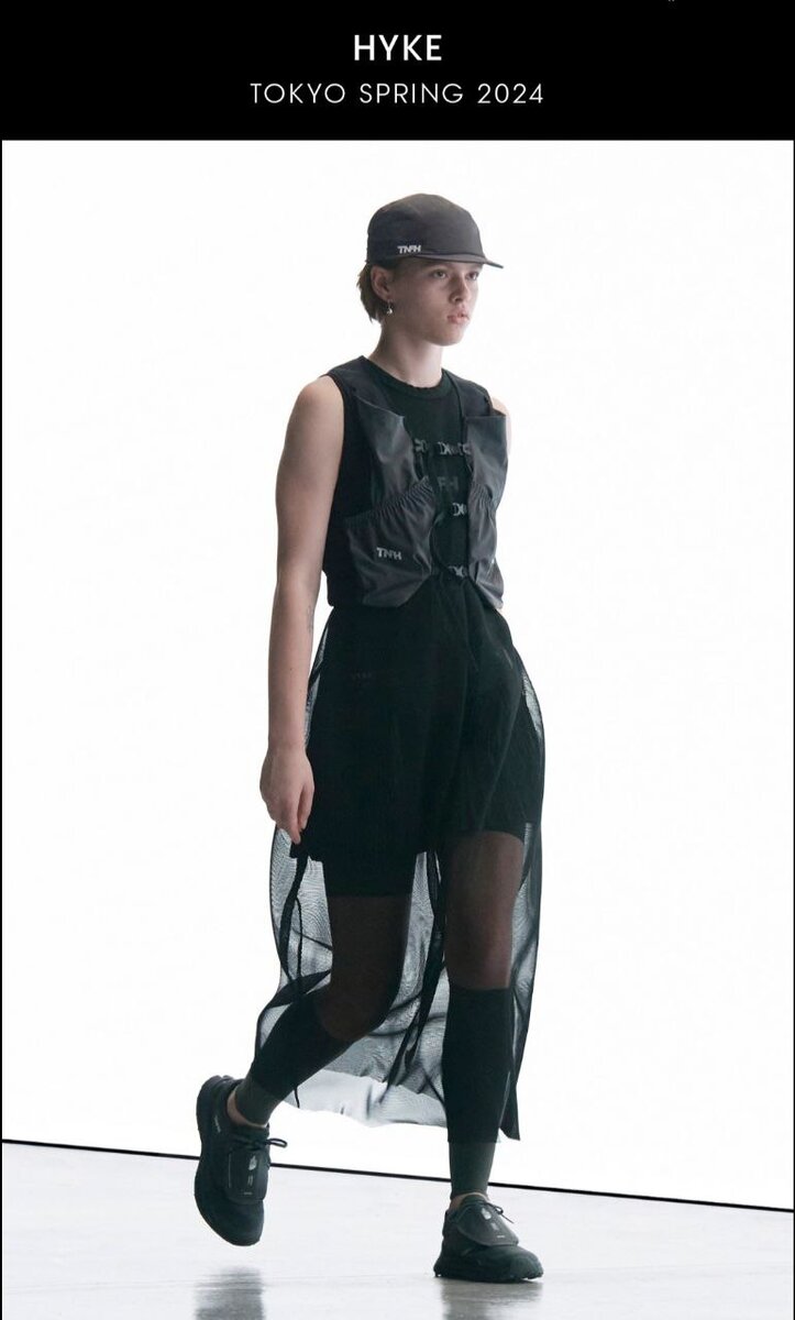 Без кожаного жилетика этот лук не был бы таким интересным, на мой взгляд. Источник : VOGUE RUNWAY
