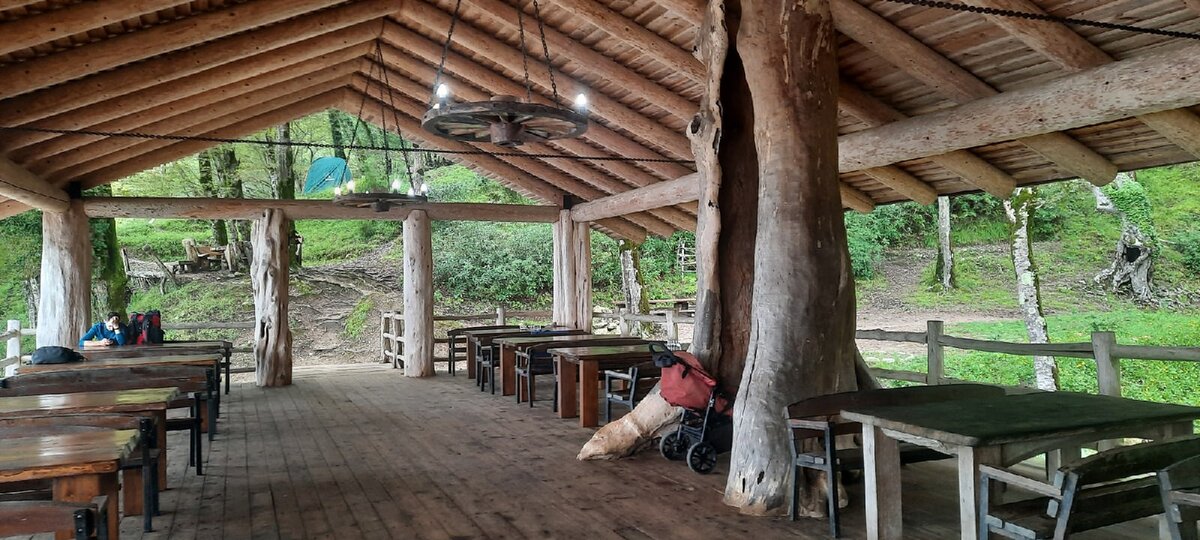 Открытое кафе на берегу Шлыпры, к счастью единственное. В нем есть wi-fi и есть возможность подзарядить телефон.