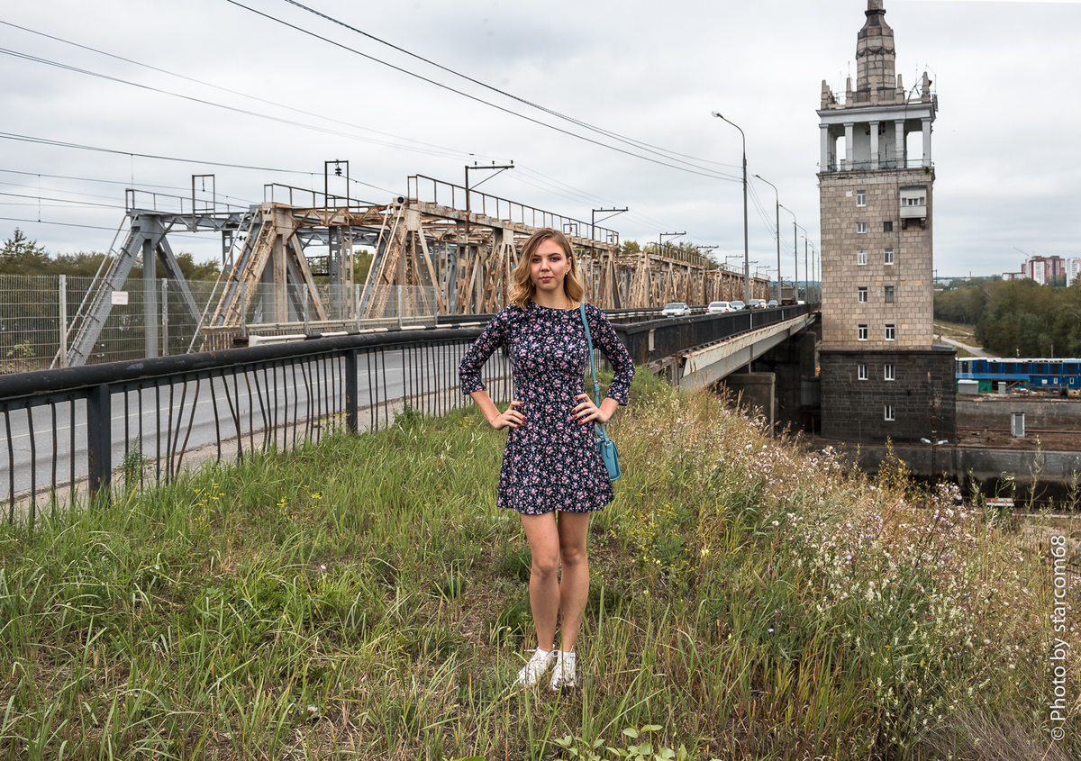 На фоне башни "Камводпуть". Кажется вон в ту дыру между прутьями мы пролезли. Пролистывайте альбом вправо