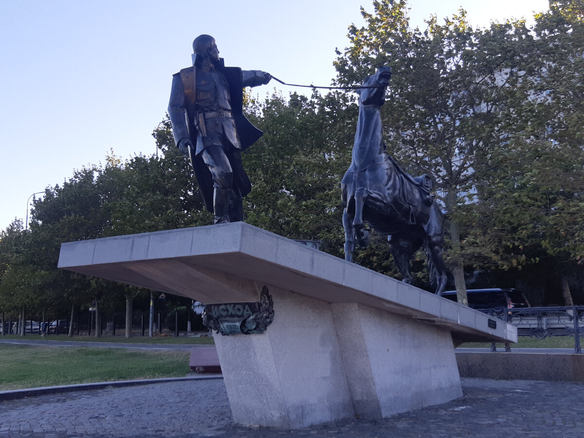 Рассказывая о монументе "Морякам революции" в Новороссийске, мы упомянули, а сейчас хотим рассказать более подробнее, о памятнике "Исход", автором которого является скульптор А.