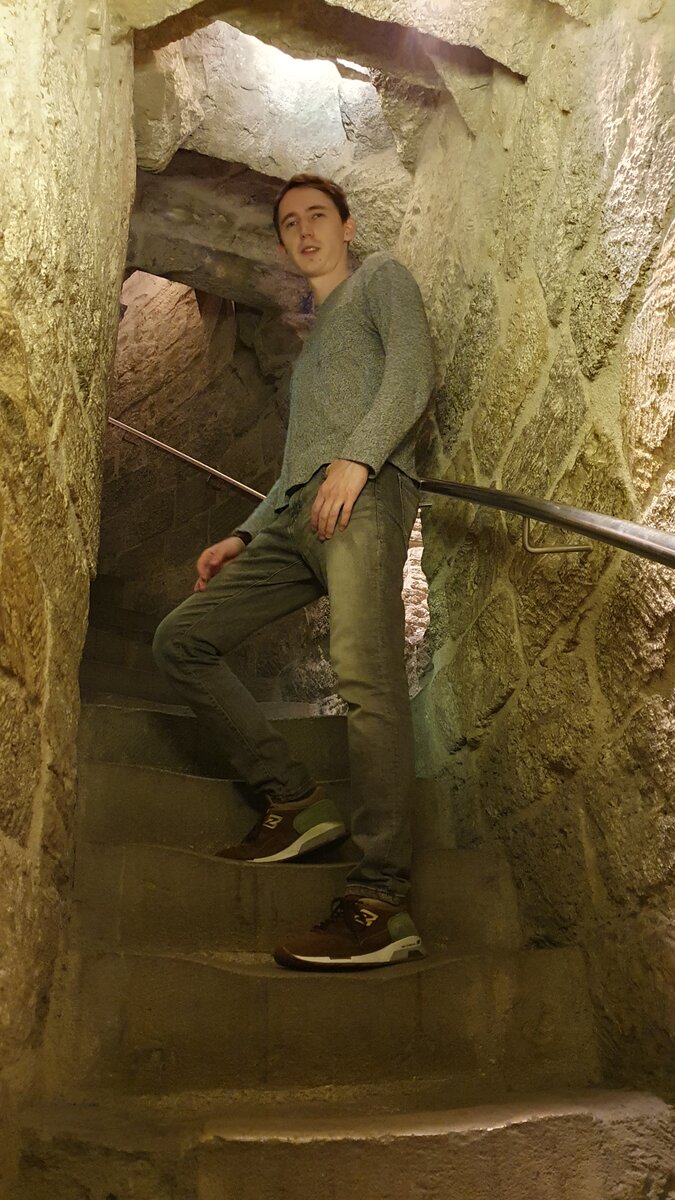 Наглядный пример, что вдвоем на лестнице не разойтись и приходится пропускать "встречку"