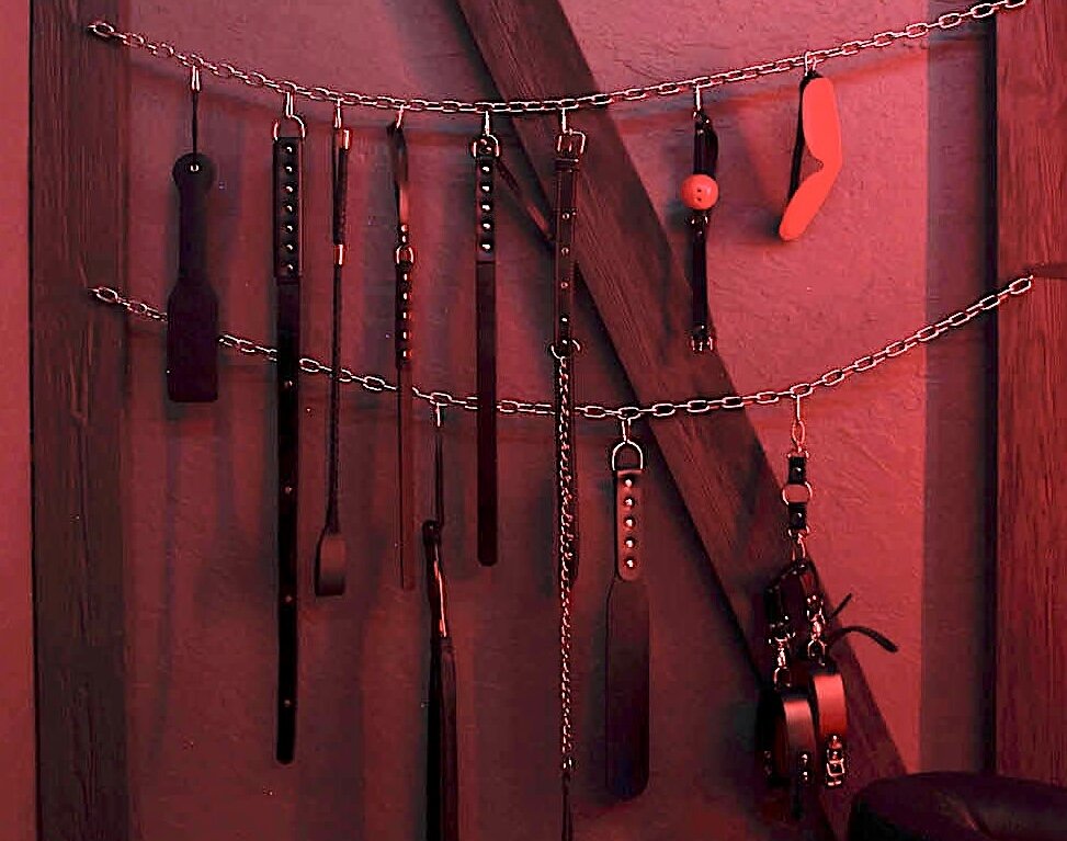 Набор девайсов в номере "Рай и ад" в отеле "Подушкин" на Васильевском острове (Санкт-Петербург)