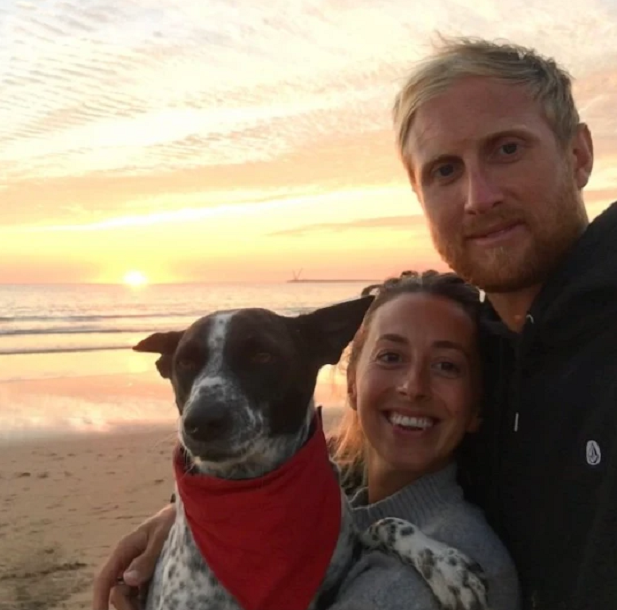 Шарлотт, Фил и их питомица. Источник фото: https://metro.co.uk/2021/02/23/homesick-doggy-daycare-escapee-daisy-treks-seven-miles-to-get-home-14131507/