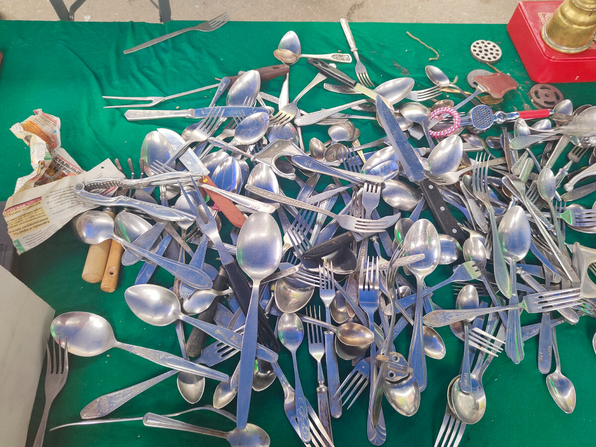 Часто встречаются столовые приборы, цены от 20-30 рублей