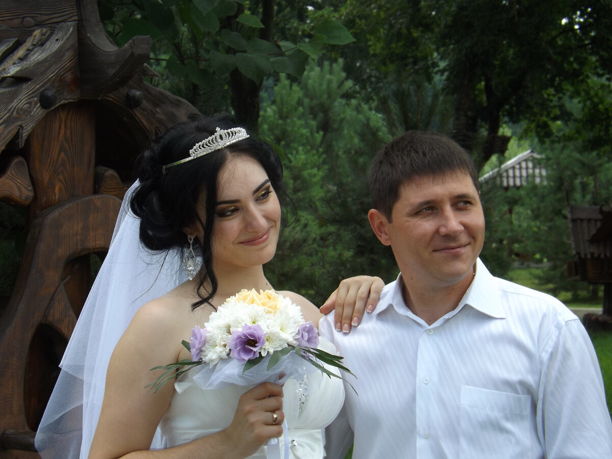 букет собственноручного исполнения. Микрофон-основа - с алика, диадема и серьги оттуда же. На фату купила сколько-то метров фатина и гребешок и все это дело пришила)