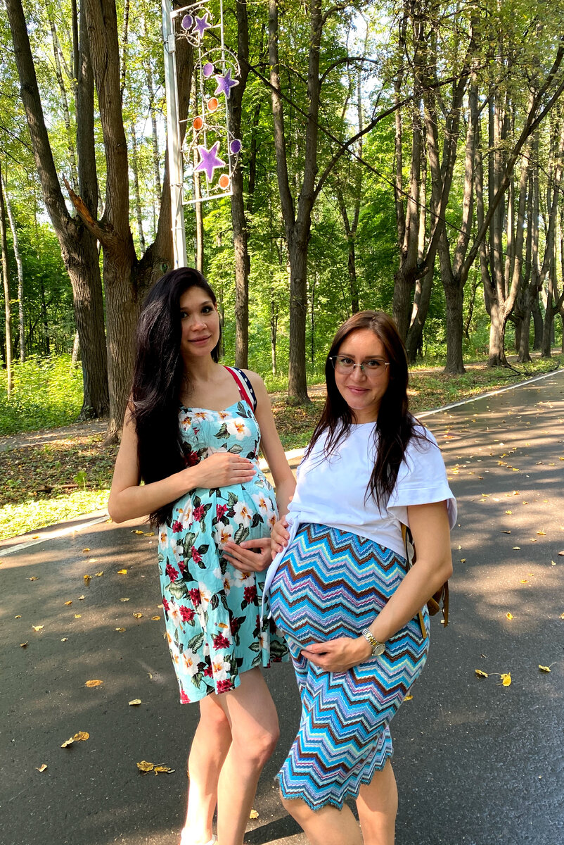 Вместе гуляли и наслаждались своим положением. 
