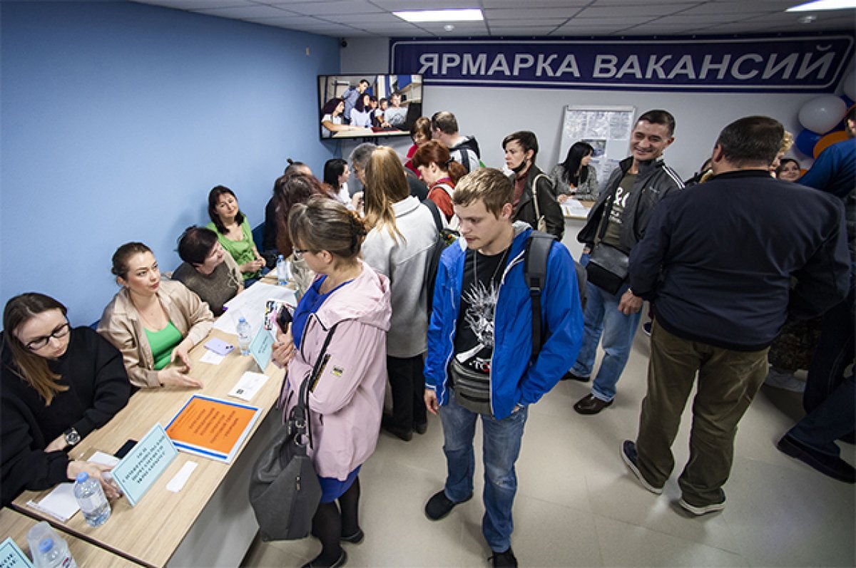    Даешь молодежь.