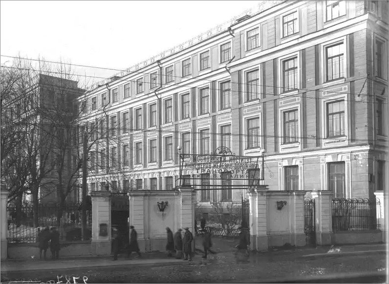 Бахметьевская улица, 15. Московский институт инженеров железнодорожного транспорта им. И. В. Сталина. 1936. Источник: сайт www.pastvu.com