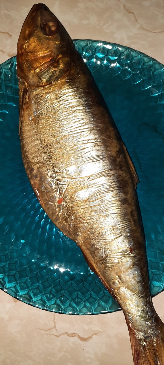 Это я ещё не самую большую селедку купила. А вот тарелка большая  - для нарезки.