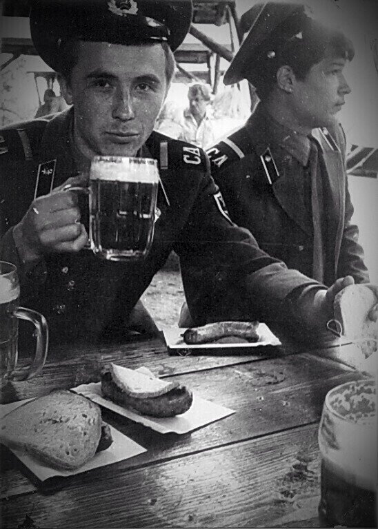 Бокал Радебергского, да с сосиской! Автор заметчательного снимка пока неизвестен...