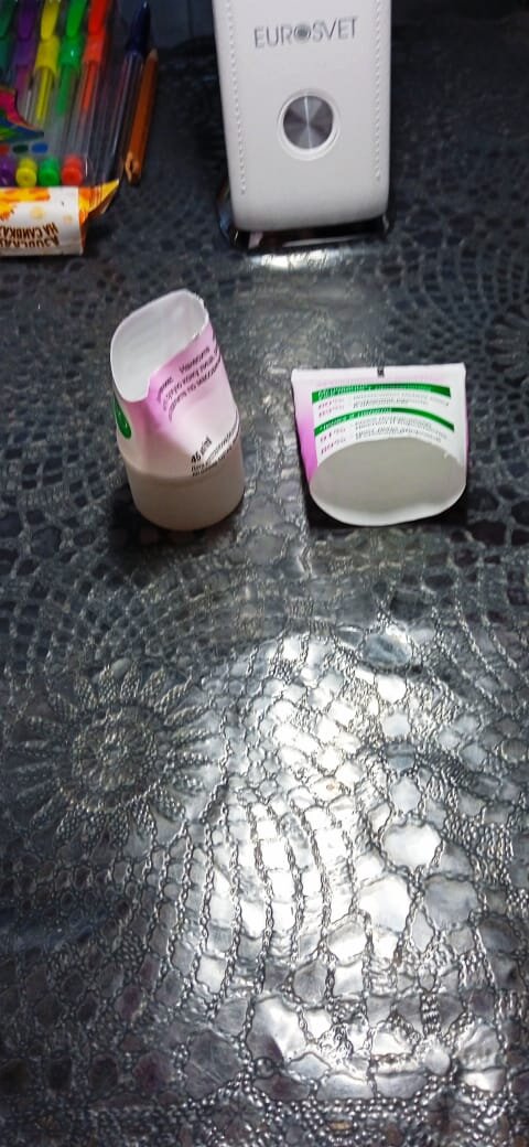 Разрезаем можницами и загибаем край нижней части внутрь, чтобы верхняя часть плотно закрылась, недав засохнуть крему.