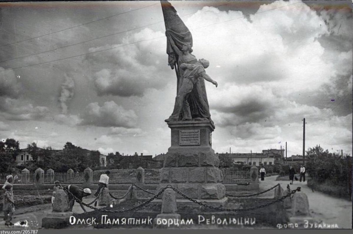    Скульптор воплотил идею преемственности первой революции во Франции и первой пролетарской в России.