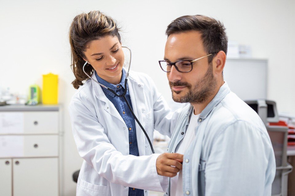    Вы удивитесь, но аритмию сердца после еды может спровоцировать различные воспалительные процессы в желудке Shutterstock