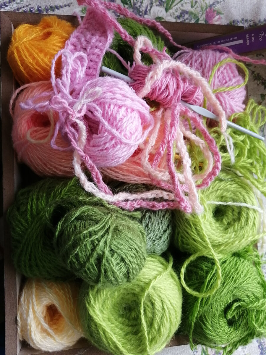 Вот такая цветовая гамма ниток у меня осталась от вязания дорожки. 