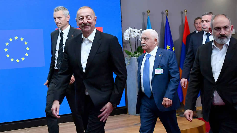 Фото: Press Service of the President of the Republic of Azerbaijan📷Глава Евросовета Шарль Мишель дал понять, что по итогам брюссельской встречи позиции лидеров Азербайджана и Армении Ильхама Алиева (второй слева) и Никола Пашиняна (справа) несколько сблизились