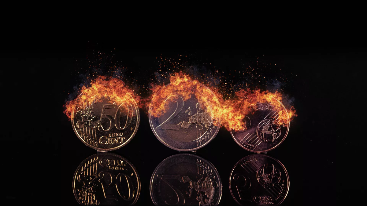 CC BY 2.0 / Marco Verch Professional Photographer / Euro coins burning in fire 