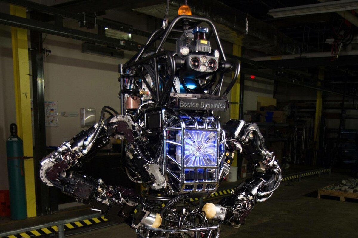 Одна из первых версий робота Atlas на момент 2013 года.