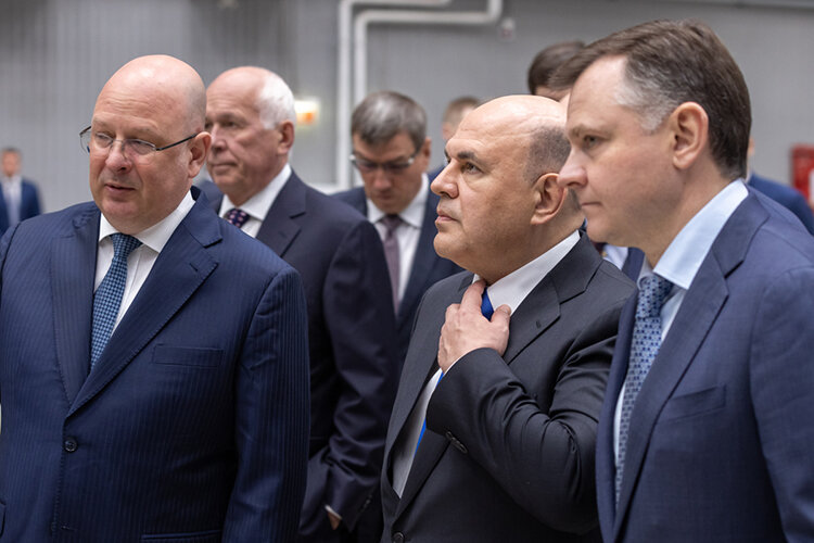 Управляющий директор «Ту» Вадим Королев (слева) доложил премьер-министру России Михаилу Мишустину о том, что для выпуска 20 самолетов Ту-214 компания развивает взаимодействие с КНИТУ-КАИ