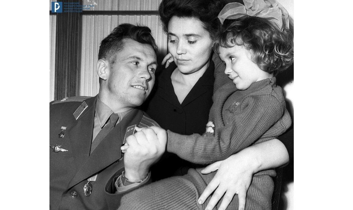 М.Л. Попович с мужем П.Р. Поповичем и дочерью Наталией. 23 августа 1962 г. РГАНТД. Арх. № 1-15993