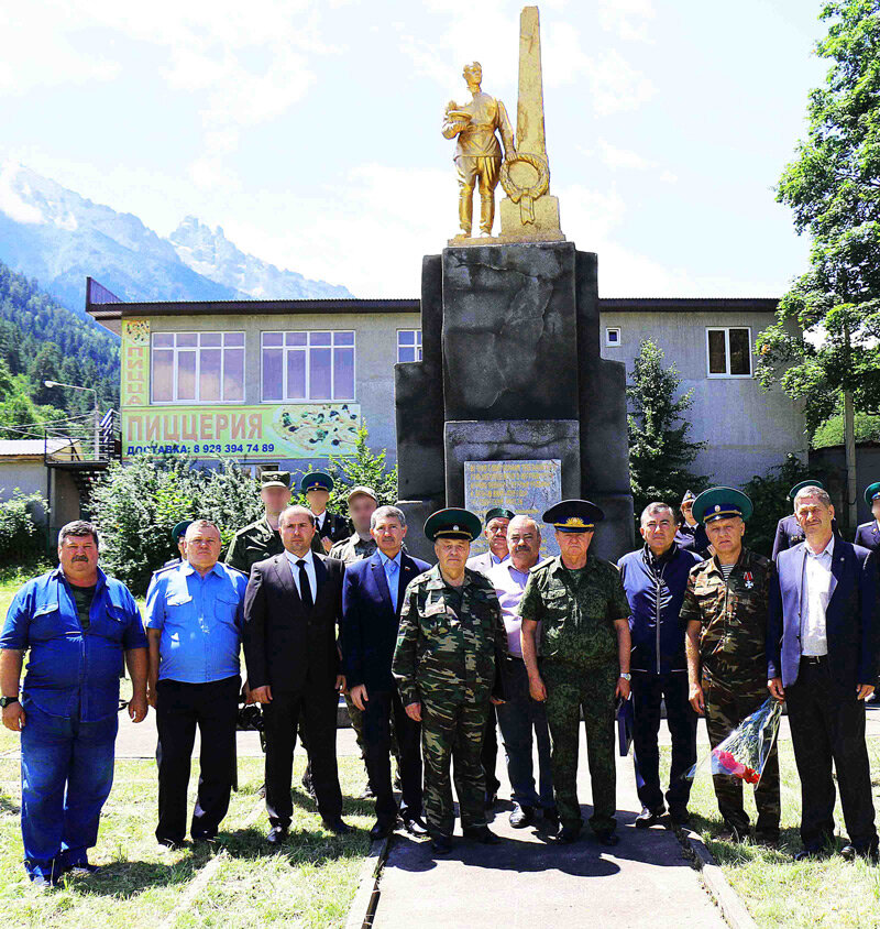 Участники мероприятия у памятника погибшим красноармейцам