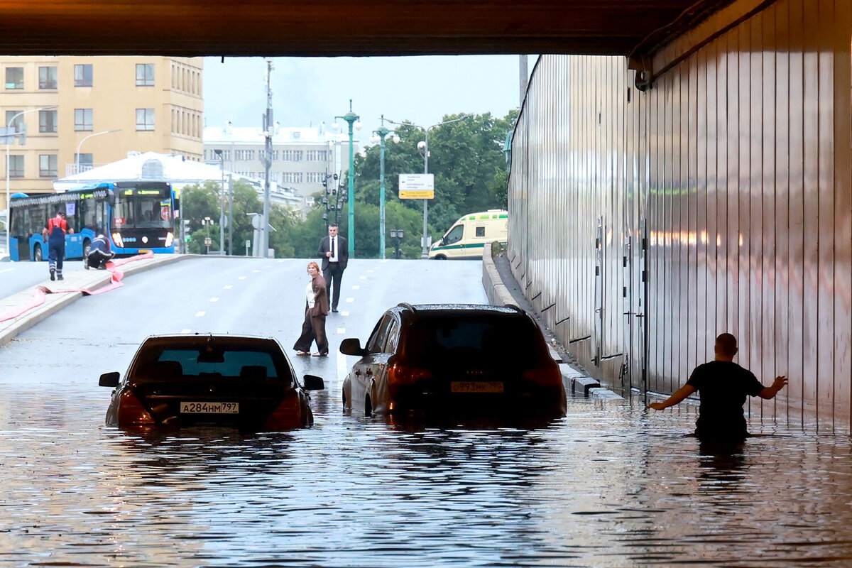 Фото: Тропический ливень в Москве <b>затопил</b> машины и станции метро.