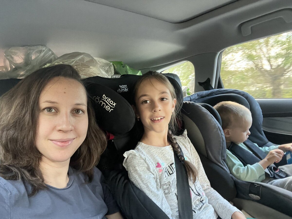 На втором ряду разместились жена и двое детей