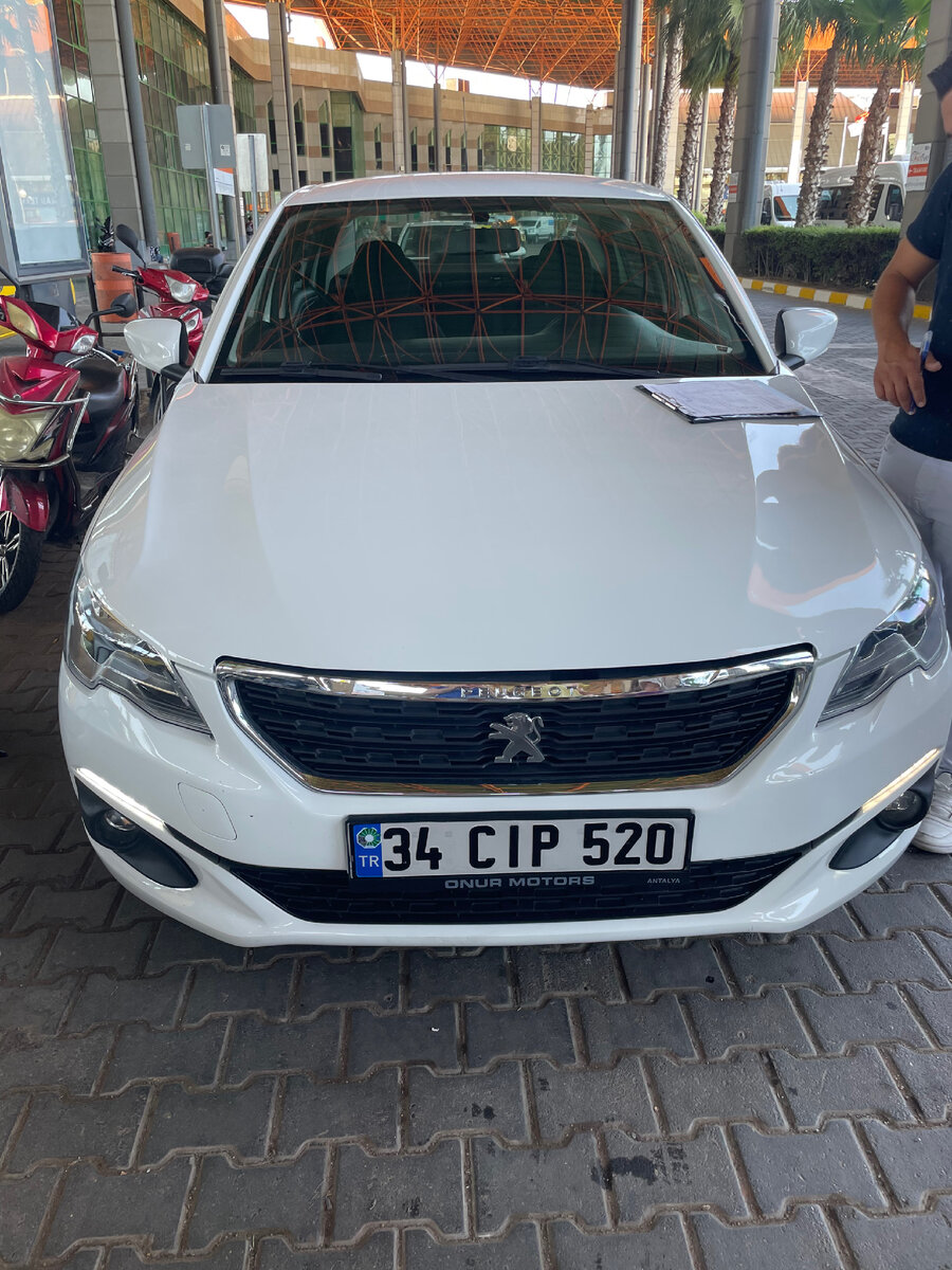 Вот такая машина на неделю 40000 рублей и это механика!