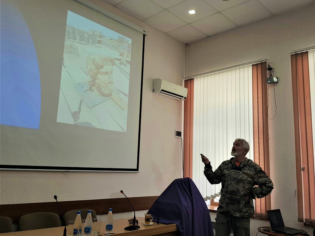 Николай Винокуров рассказывает, как археологи случайно нашли уникальный артефакт. Фото автора. 