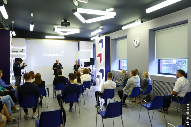    Целевые договоры вручили сегодня в музее металлургической промышленности на Мира, 42. Контракты подписали восемь выпускников инженерных классов и одна выпускница, закончившая школу по другому профилю.