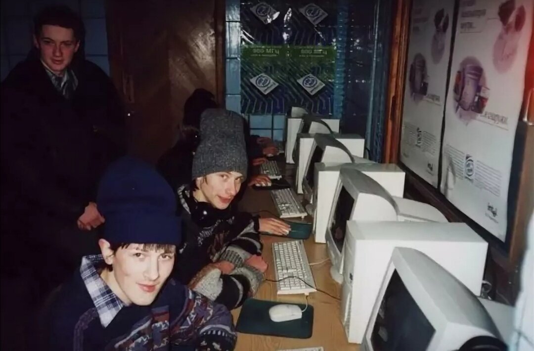 В 2000 году компьютерные клубы были местом, где игроки могли собираться вместе, чтобы наслаждаться сетевыми и одиночными играми.