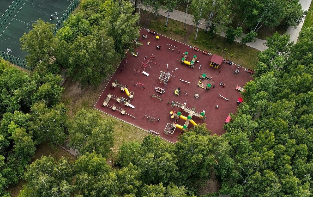 Детская и спортивная площадка в Михайловской роще были обустроены не так давно. 