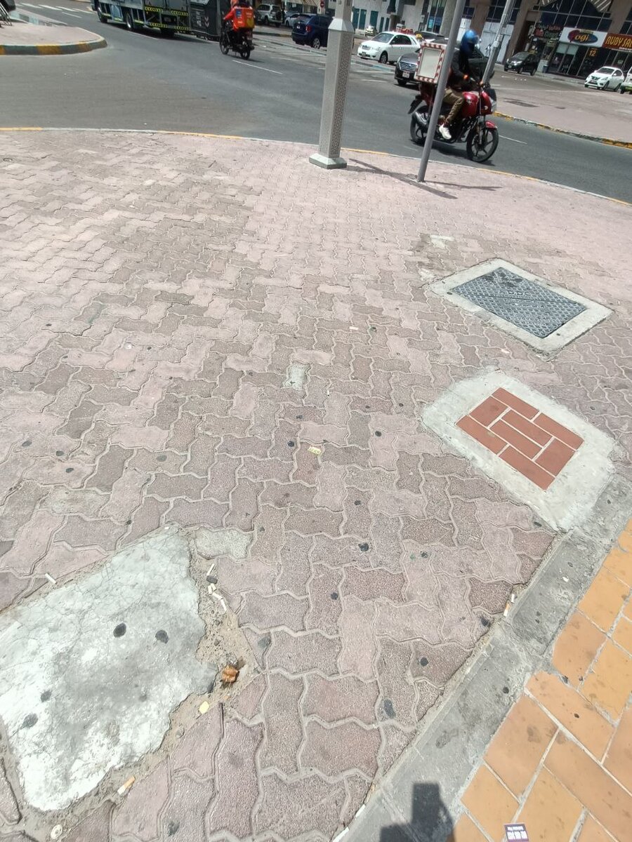 Визитки, предлагающие услуги интимного характера