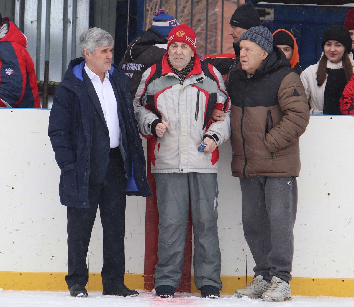 Владимир Поткин ( в центре) с коллегами на стадионе «Труд»